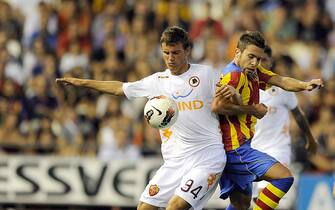 Valencia's midfielder Jordi Alba (R) competes with AS Roma's midfielder Valerio Verre during their Naranja Trophy football match on August 12, 2011 at the Mestalla Stadium, in Valencia. AFP PHOTO/ JOSE JORDAN (Photo credit should read JOSE JORDAN/AFP via Getty Images)