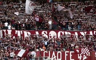 STADIO OLIMPICO GRANDE TORINO, TURIN, ITALY - 2022/05/20: Fans of Torino FC in sector 'Curva Maratona' show their support prior to the Serie A football match between Torino FC and AS Roma. AS Roma won 3-0 over Torino FC. (Photo by NicolÃ² Campo/LightRocket via Getty Images)
