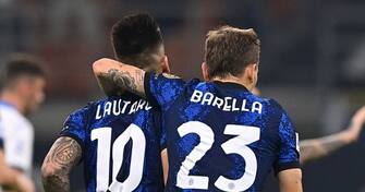 MILAN, ITALY - SEPTEMBER 25:  Lautaro Martinez and Nicolo Barella of FC Internazionale celebrates the goal of teammate Edin Dzeko (not in frame) during the Serie A match between FC Internazionale and Atalanta BC at Stadio Giuseppe Meazza on September 25, 2021 in Milan, Italy. (Photo by Mattia Ozbot - Inter/Inter via Getty Images)
