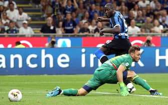 Inter's Romelu Lukaku scores the goal during the Italian Serie A soccer match FC Inter vs US Lecce at the Giuseppe Meazza stadium in Milan, Italy, 26 August 2019.ANSA/MATTEO BAZZI