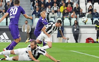 Juventus's Mario Mandzukic scores the goal 1-0 during the Italian SERIE A soccer match between Juventus and Fiorentina at Allianz Stadium in Turin, Italy, 20 September 2017 ANSA/ALESSANDRO DI MARCO