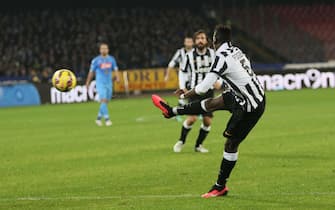 Paul Pogba of Fc Juventus (R) scores the 1-0 goal lead against Ssc Napoli during Italian Serie A soccer match between Napoli and Juventus at San Paolo Stadium in Naples, 11 January 2015.  ANSA / CESARE ABBATE