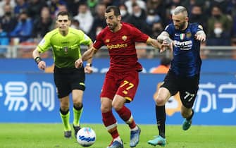 MILAN, ITALY - APRIL 23: Henrikh Mkhitaryan of AS Roma battles for possession with Marcelo Brozovic of FC Internazionale during the Serie A match between FC Internazionale and AS Roma at Stadio Giuseppe Meazza on April 23, 2022 in Milan, Italy. (Photo by Marco Luzzani/Getty Images)