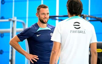 COMO, ITALY - JULY 13: Stefan De Vrij of FC Internazionale smile during the FC Internazionale training session at the club's training ground Suning Training Center on July 13, 2022 in Como, Italy. (Photo by Mattia Ozbot - Inter/Inter via Getty Images)