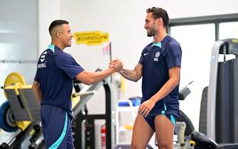 COMO, ITALY - JULY 13: Hakan Calhanoglu (R) of FC Internazionale and Alexis Sanchez of FC Internazionale during the FC Internazionale training session at the club's training ground Suning Training Center on July 13, 2022 in Como, Italy. (Photo by Mattia Ozbot - Inter/Inter via Getty Images)