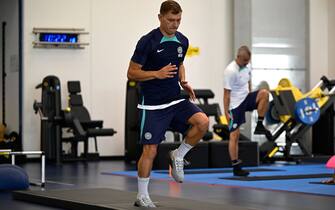 COMO, ITALY - JULY 13: NicolÃ² Barella of FC Internazionale in action during the FC Internazionale training session at the club's training ground Suning Training Center on July 13, 2022 in Como, Italy. (Photo by Mattia Ozbot - Inter/Inter via Getty Images)