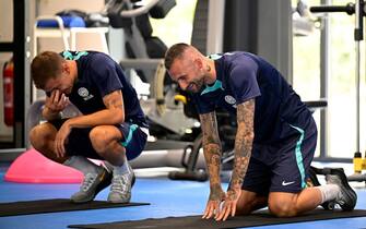 COMO, ITALY - JULY 13: Marcelo Brozovic (R) of FC Internazionale and NicolÃ² Barella of FC Internazionale smile during the FC Internazionale training session at the club's training ground Suning Training Center on July 13, 2022 in Como, Italy. (Photo by Mattia Ozbot - Inter/Inter via Getty Images)