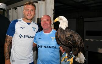 AURONZO DI CADORE, ITALY - JULY 19: Felipe Anderson pose with the Olympia eagle during the SS Lazio team presentation on July 19, 2022 in Auronzo di Cadore, Italy. (Photo by Marco Rosi - SS Lazio/Getty Images)