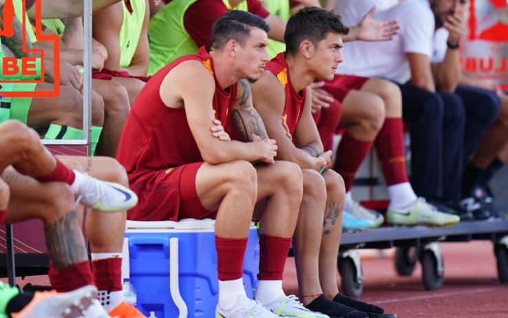 Lo sguardo concentrato di Dybala in panchina durante l'amichevole della Roma con il Nizza