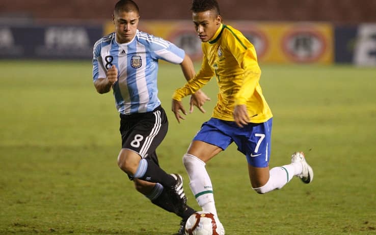 Un giovane Cirigliano mentre marca Neymar con le selezioni giovanili dell'Argentina