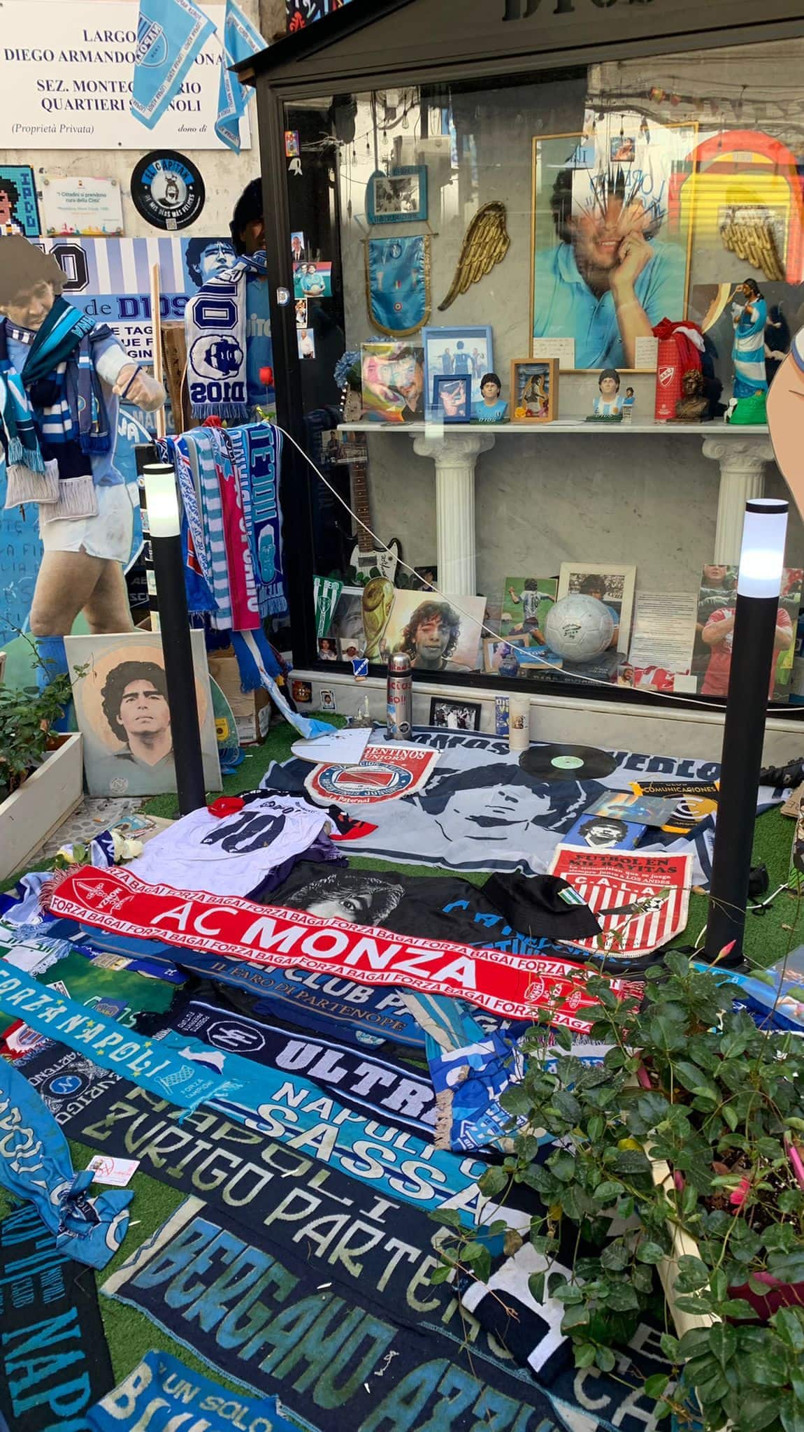 La sciarpa del Monza lasciata da Adriano Galliani sotto il murales di Maradona