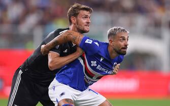 GENOA, ITALY - AUGUST 22: Daniele Rugani of Juventus tussles with Francesco Caputo of UC Sampdoria during the Serie A match between UC Sampdoria and Juventus at Stadio Luigi Ferraris on August 22, 2022 in Genoa, Italy. (Photo by Jonathan Moscrop/Getty Images)