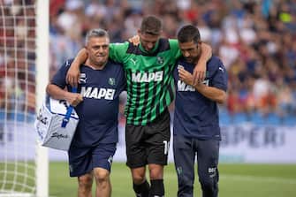 REGGIO NELL'EMILIA, ITALY - AUGUST 30: Domenico Berardi of US Sassuolo leaves the pitch injured during the Serie A match between US Sassuolo and AC MIlan at Mapei Stadium - Citta' del Tricolore on August 30, 2022 in Reggio nell'Emilia, Italy. (Photo by Emmanuele Ciancaglini/Ciancaphoto Studio/Getty Images)