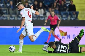 AC Milan's French forward Olivier Giroud outflanks Empoli's Italian goalkeeper Guglielmo Vicario during the Italian Serie A football math between Empoli and AC Milan on October 1, 2022 at the Carlo-Castellani stadium in Empoli. (Photo by Alberto PIZZOLI / AFP) (Photo by ALBERTO PIZZOLI/AFP via Getty Images)