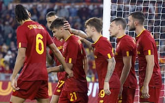 Roma’s Paulo Dybala (2nd L) gets injured after scoring on penalty during the Italian Serie A soccer match between Roma and Lecce at the Olimpico stadium in Rome, Italy, 9 October 2022.ANSA/FABIO FRUSTACI