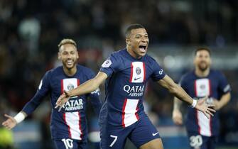 epa10218651 Paris Saint Germain's Kylian Mbappe celebrates after scoring the 2-1 lead during the French Ligue 1 soccer match between PSG and OGC Nice at the Parc des Princes stadium in Paris, France, 01 October 2022.  EPA/YOAN VALAT