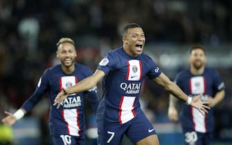 epa10218651 Paris Saint Germain's Kylian Mbappe celebrates after scoring the 2-1 lead during the French Ligue 1 soccer match between PSG and OGC Nice at the Parc des Princes stadium in Paris, France, 01 October 2022.  EPA/YOAN VALAT