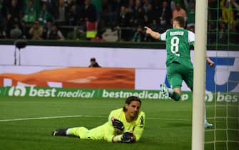 01 October 2022, Bremen: Soccer: Bundesliga, Werder Bremen - Borussia Mönchengladbach, Matchday 8, wohninvest Weserstadion. Werder's Mitchell Weiser (r) celebrates his goal to make it 5:1, Gladbach goalkeeper Yann Sommer lies beaten on the ground. Photo: Carmen Jaspersen/dpa - IMPORTANT NOTE: In accordance with the requirements of the DFL Deutsche Fußball Liga and the DFB Deutscher Fußball-Bund, it is prohibited to use or have used photographs taken in the stadium and/or of the match in the form of sequence pictures and/or video-like photo series.