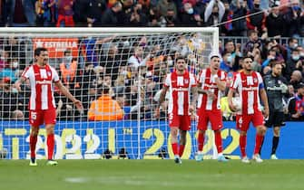 epa09733208 Atletico Madrid players react during the Spanish LaLiga soccer match between FC Barcelona and Atletico Madrid in Barcelona, Spain, 06 February 2022.  EPA/Alberto Estevez