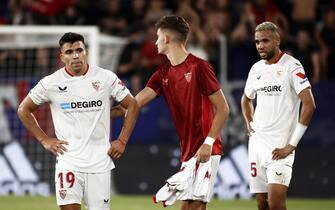 epa10118081 Sevilla's Marcos Acuna (L) and teammates react after losing the Spanish LaLiga soccer match between CA Osasuna and Sevilla FC in Pamplona, Spain, 12 August 2022.  EPA/Jesus Diges