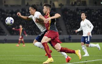 epa10333967 AS Roma's Stephan El Shaarawy (C) in action during a friendly soccer match between Yokohama F. Marinos and AS Roma at the National Stadium in Tokyo, Japan, 28 November 2022.  EPA/FRANCK ROBICHON