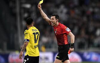 TURIN, ITALY - April 16, 2022: Referee Juan Luca Sacchi shows yellow card to Gary Medel of Bologna FC during the Serie A football match between Juventus FC and Bologna FC. (Photo by Nicolò Campo/Sipa USA)