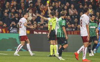 Referee Giovanni Ayroldi  shows the yellow card to Roma's Nicolò Zaniolo during the Italian Serie A soccer match US Sassuolo vs AS Roma at Mapei Stadium in Reggio Emilia, Italy, 9 November 2022. ANSA / SERENA CAMPANINI