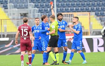 The referee Francesco Cosso (C)  shows a red card to Empoli's forward Valerio Verre (second left)during the Italian serie A soccer match between Empoli FC vs Torino FC at  Carlo Castellani Stadium in Empoli, Italy, 1 MAy 2022
ANSA/CLAUDIO GIOVANNINI


