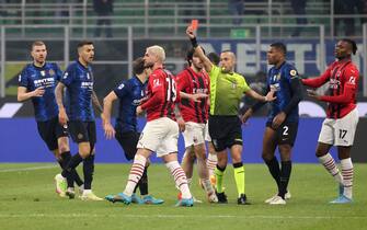 AC Milan’s Theo Hernandez  received the red card by the referee Marco Guida during the Italian serie A soccer match between FC Inter  and Milan at Giuseppe Meazza stadium in Milan, 5 February   2022.
ANSA / MATTEO BAZZI