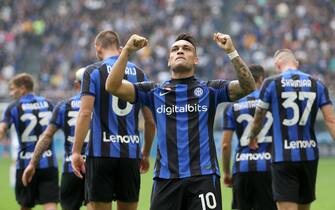 Inter Milan’s Lautaro Martinez (C) jubilates with his teammates  after scoring goal of 1 to 0 during the Italian serie A soccer match between FC Inter  and Salernitana  Giuseppe Meazza stadium in Milan, 16 October 2022.
ANSA / MATTEO BAZZI