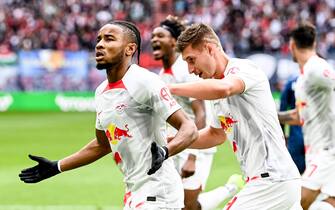 epa10217737 Leipzig's Christopher Nkunku (L) celebrates with teammate Willi Orban (R) after scoring the 2-0 lead during the German Bundesliga soccer match between RB Leipzig and VfL Bochum in Leipzig, Germany,  01 October 2022.  EPA/FILIP SINGER CONDITIONS - ATTENTION: The DFL regulations prohibit any use of photographs as image sequences and/or quasi-video.