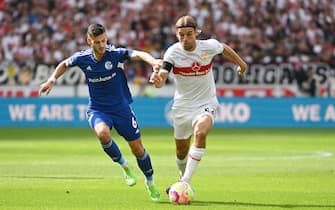03 September 2022, Baden-Wuerttemberg, Stuttgart: Soccer: Bundesliga, VfB Stuttgart - FC Schalke 04, Matchday 5, at Mercedes-Benz Arena. Schalke's Tom Krauß (l) in a duel with Stuttgart's Borna Sosa. Photo: Marijan Murat/dpa - IMPORTANT NOTE: In accordance with the requirements of the DFL Deutsche Fußball Liga and the DFB Deutscher Fußball-Bund, it is prohibited to use or have used photographs taken in the stadium and/or of the match in the form of sequence pictures and/or video-like photo series.