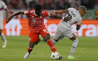 epa10182157 Munich's Alphonso Davies (L) in action against Barcelona's Raphinha during the UEFA Champions League group C soccer match between Bayern Munich and FC Barcelona in Munich, Germany, 13 September 2022.  EPA/RONALD WITTEK