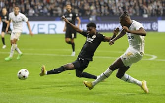 epa10267927 Eric-Junior Dina Ebimbe (L) of Frankfurt in action against Nuno Tavares of Marseille during the UEFA Champions League group D soccer match between Eintracht Frankfurt and Olympique Marseille in Frankfurt am Main, Germany, 26 October 2022.  EPA/RONALD WITTEK
