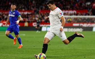 epa10396204 Sevilla's Argentinian defender Marcos Acuna in action during the Spanish LaLiga soccer match between Sevilla FC and Getafe CF at Ramon Sanchez Pizjuan stadium in Seville, Andalusia, Spain, 08 January 2023.  EPA/Julio Munoz