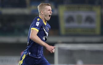 Hellas Verona's Josh Doig jubilates after scoring the goal 1-0  during the Italian Serie A soccer match Hellas Verona  vs Udinese Calcio at Marcantonio Bentegodi stadium in Verona, Italy, 03 October 2022. 
ANSA/EMANUELE PENNACCHIO