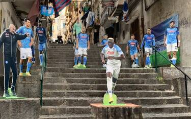 Napoli gioca ai Quartieri Spagnoli: ecco le sagome