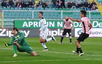 Palermo's forward Paulo Dybala (R) scores during the Italian Serie A soccer match between US Palermo and Cagliari Calcio at Renzo Barbera Stadium in Palermo, 6 January 2015. ANSA/ MIKE PALAZZOTTO
