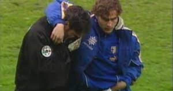 Fabio Cannavaro abbraccia Pino Taglialatela dopo Parma-Napoli (11 aprile 1998)