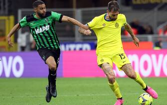 Sassuolo’s Gregoire Defrel (L)  challenges for the ball  with Inter Milan's Francesco Acerbi during the Italian serie A soccer match between Fc Inter  and Sassuolo Giuseppe Meazza stadium in Milan, 13 May  2023.
ANSA / MATTEO BAZZI