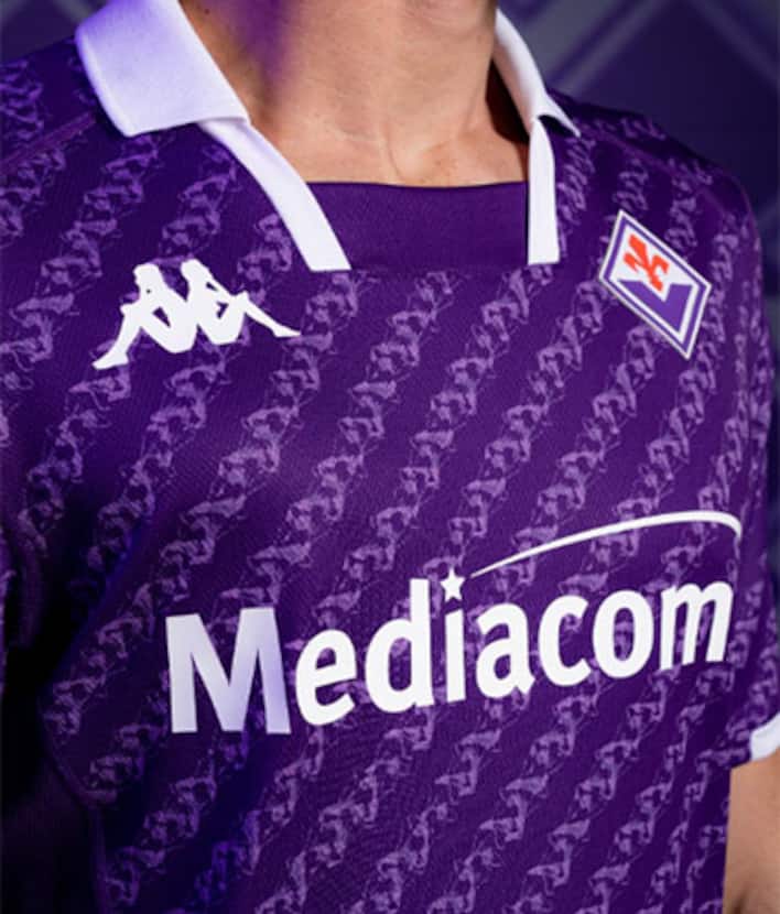 Fiorentina, la nuova maglia 2023 2024. Foto Sky Sport