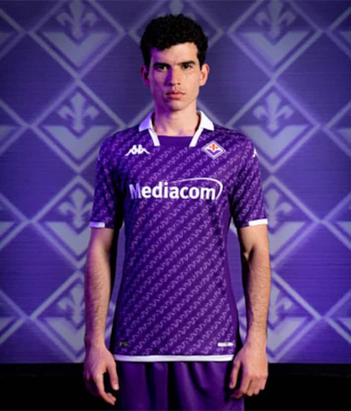 Fiorentina, la nuova maglia 2023 2024. Foto Sky Sport