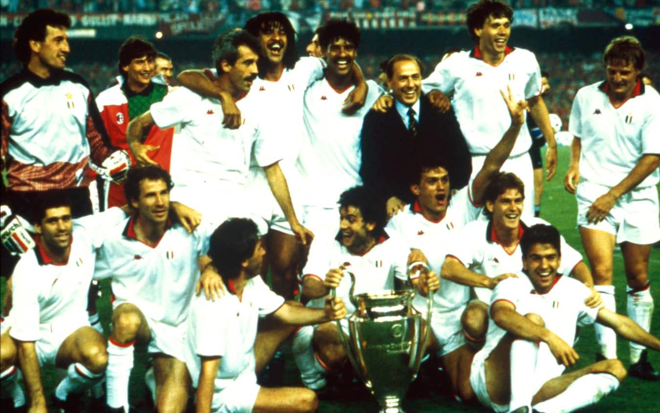 ©Marco Ravezzani/Lapresse
24-05-1989 Barcellona, Spagna 
Calcio
Finale Coppa dei Campioni Milan-Steaua Bucarest 4-0
Nella foto : il Presidente del Milan SILVIO BERLUSCONI con tutta la squadra festeggiano la vittoria  della Coppa dei Campioni .