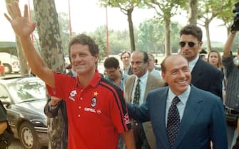Il 16 luglio 1997 Fabio Capello (S) e Silvio Berlusconi salutano i tifosi a Milanello alla presentazione del Milan. 
ANSA/DANIEL DAL ZENNARO