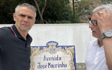 José e Santos inseparabili: selfie in via Mourinho