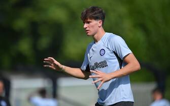 COMO, ITALY - JULY 16: Giovanni Fabbian of FC Internazionale trains during the FC Internazionale training session at the club's training ground Suning Training Center at Appiano Gentile on July 16, 2023 in Como, Italy. (Photo by Mattia Pistoia - Inter/Inter via Getty Images)