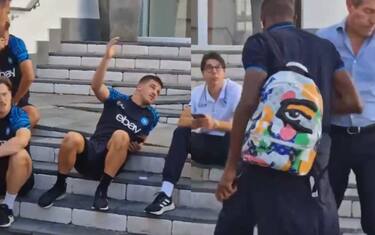 Osimhen arriva in ritiro ma non saluta i compagni