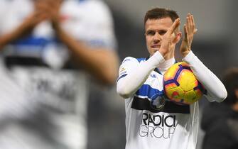 Foto Massimo Paolone/LaPresse
29 dicembre 2018 Reggio Emilia, Italia
sport
calcio
Sassuolo vs Atalanta - Campionato di calcio Serie A TIM 2018/2019 - stadio &quot;Mapei - Citt&#xe0; del Tricolore&quot;
Nella foto: Josip Ilicic (Atalanta Bergamasca Calcio) esulta per la vittoria portando via il pallone per la tripletta

Photo Massimo Paolone/LaPresse
December 29, 2018 Reggio Emilia, Italy
sport
soccer
Sassuolo vs Atalanta - Italian Football Championship League A TIM 2018/2019 - &quot;Mapei Stadium&quot;.
In the pic: Josip Ilicic (Atalanta Bergamasca Calcio) celebrates his victory by taking the ball for his 3 goal
