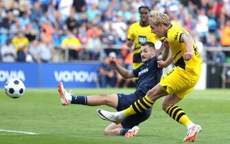 epa10821746 Bochum's Matus Bero (L) in action against Dortmund's Julian Brandt (R) during the German Bundesliga soccer match between VfL Bochum and Borussia Dortmund in Bochum, Germany, 26 August 2023.  EPA/FRIEDEMANN VOGEL CONDITIONS - ATTENTION: The DFL regulations prohibit any use of photographs as image sequences and/or quasi-video.