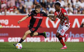 epa10891860 Leverkusen's Florian Wirtz (L) in action against Mainz’s Edimilson Fernandes (R) during the German Bundesliga soccer match between 1. FSV Mainz 05 and Bayer 04 Leverkusen in Mainz, Germany, 30 September 2023.  EPA/CHRISTOPHER NEUNDORF CONDITIONS - ATTENTION: The DFL regulations prohibit any use of photographs as image sequences and/or quasi-video.